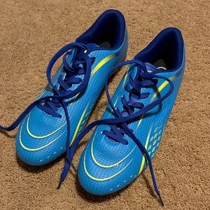 GEERS BY DREAM SEEK SOCCER CLEATS.